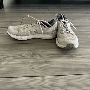 Women’s Under Arnour Rogue running shoes